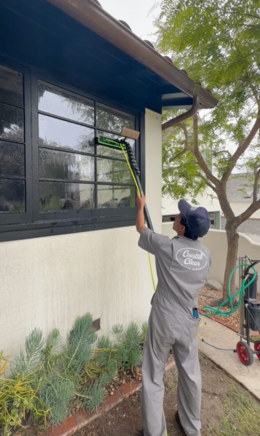 Water-fed pole cleaning exterior windows